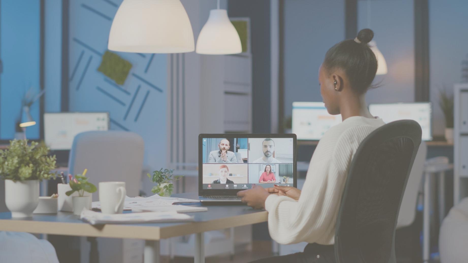 SEO-Expertin arbeitet an Keyword-Analyse und Content-Optimierung